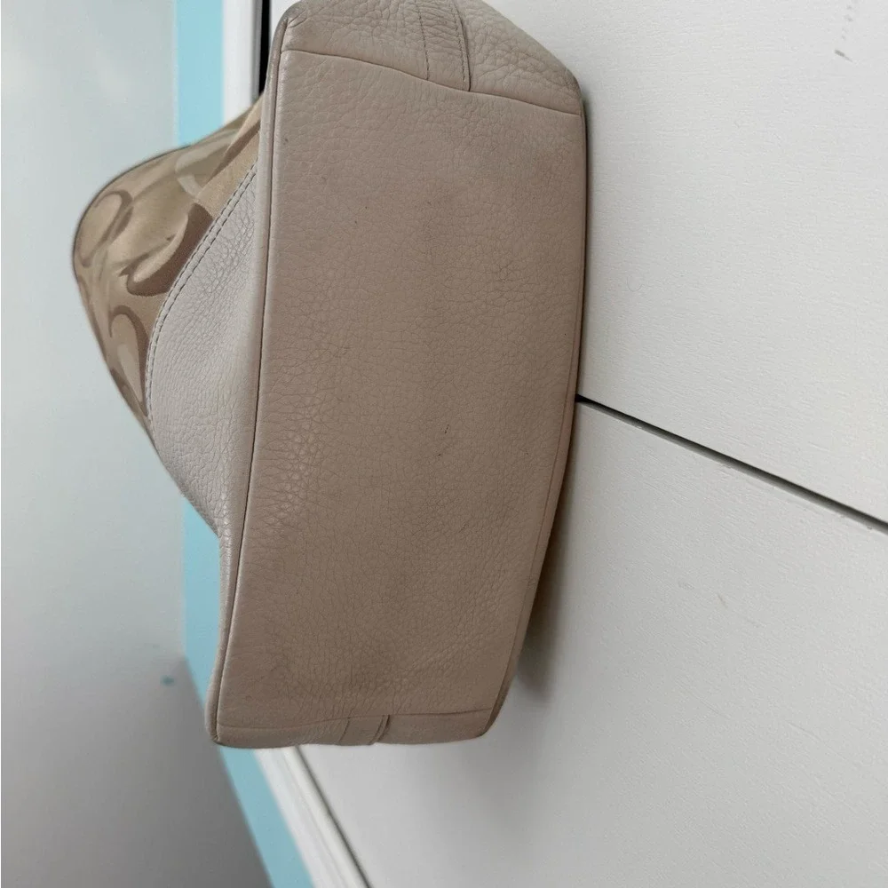 Coach Signature Canvas Hobo Bag Tan White Cream Flawed‎ Read Description